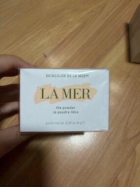 La Mer Loose Setting Powder - Cream & White Packaging